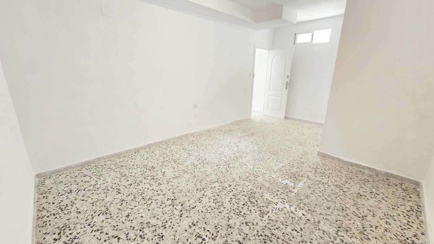 Villa independiente 4 dormitorios, piscina, barbacoa, garaje próxima a todos los servicios en Rojales (Alicante)