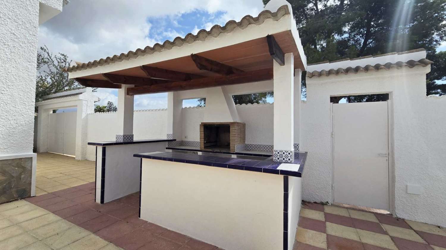 Villa independiente 4 dormitorios, piscina, barbacoa, garaje próxima a todos los servicios en Rojales (Alicante)