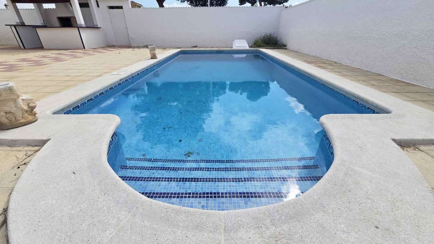 Villa independiente 4 dormitorios, piscina, barbacoa, garaje próxima a todos los servicios en Rojales (Alicante)