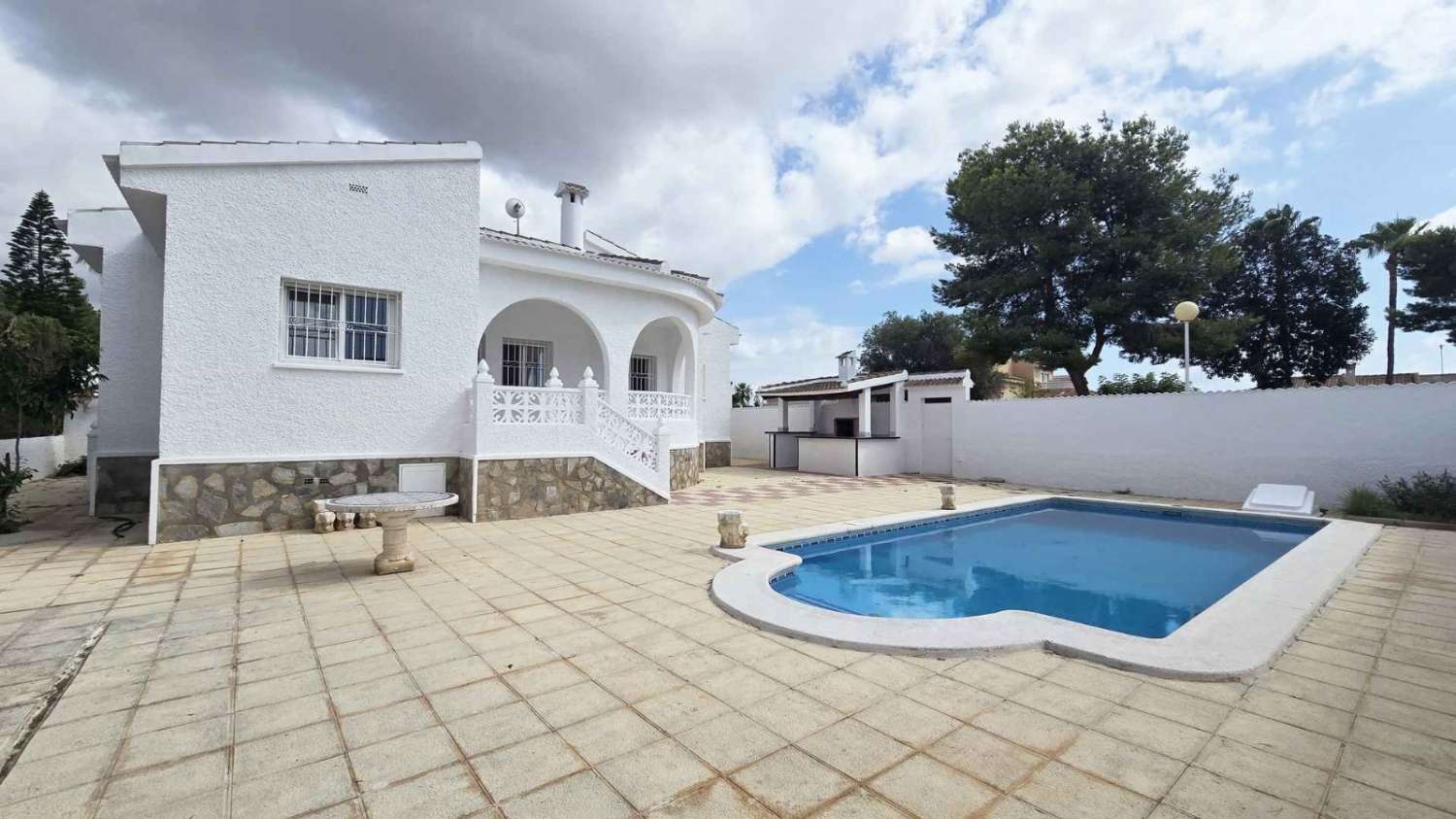 Villa independiente 4 dormitorios, piscina, barbacoa, garaje próxima a todos los servicios en Rojales (Alicante)