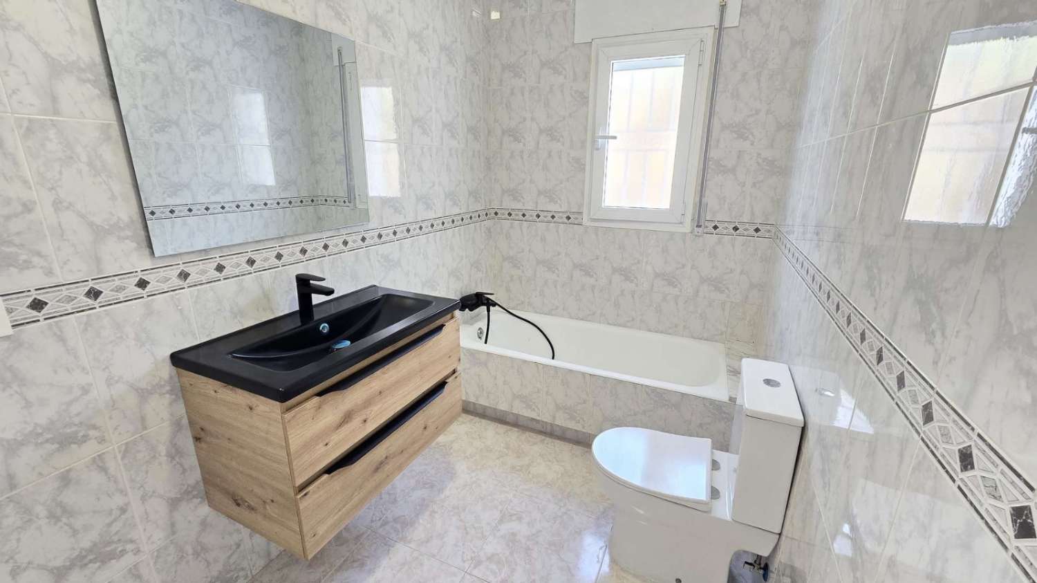 Villa independiente 4 dormitorios, piscina, barbacoa, garaje próxima a todos los servicios en Rojales (Alicante)