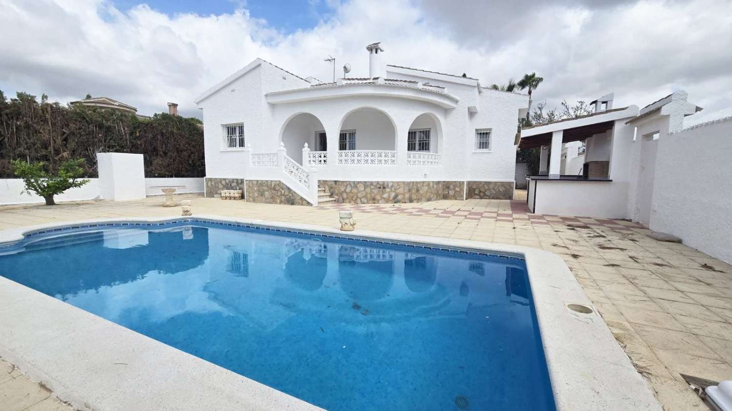 Villa independiente 4 dormitorios, piscina, barbacoa, garaje próxima a todos los servicios en Rojales (Alicante)