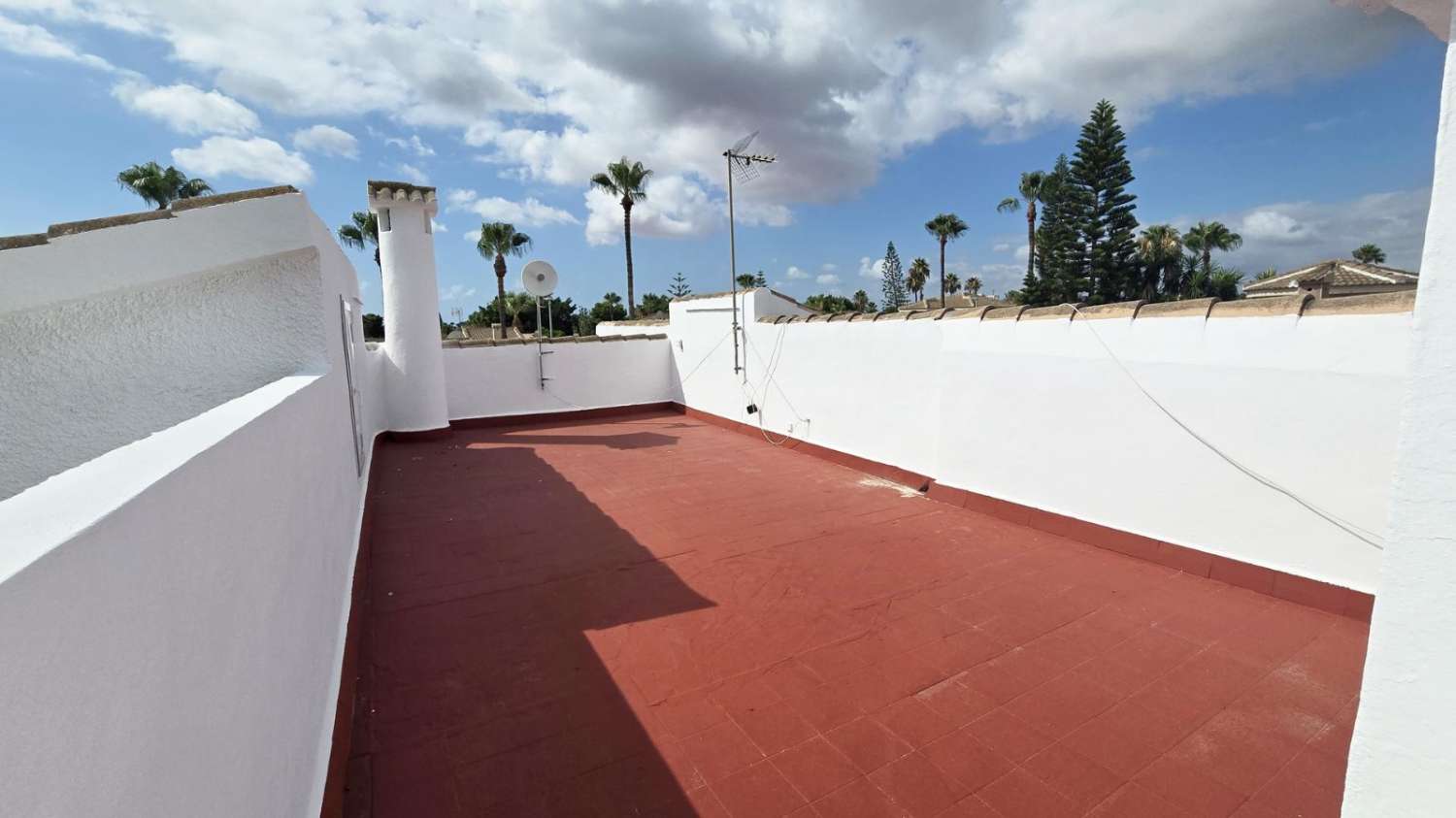 Villa independiente 4 dormitorios, piscina, barbacoa, garaje próxima a todos los servicios en Rojales (Alicante)
