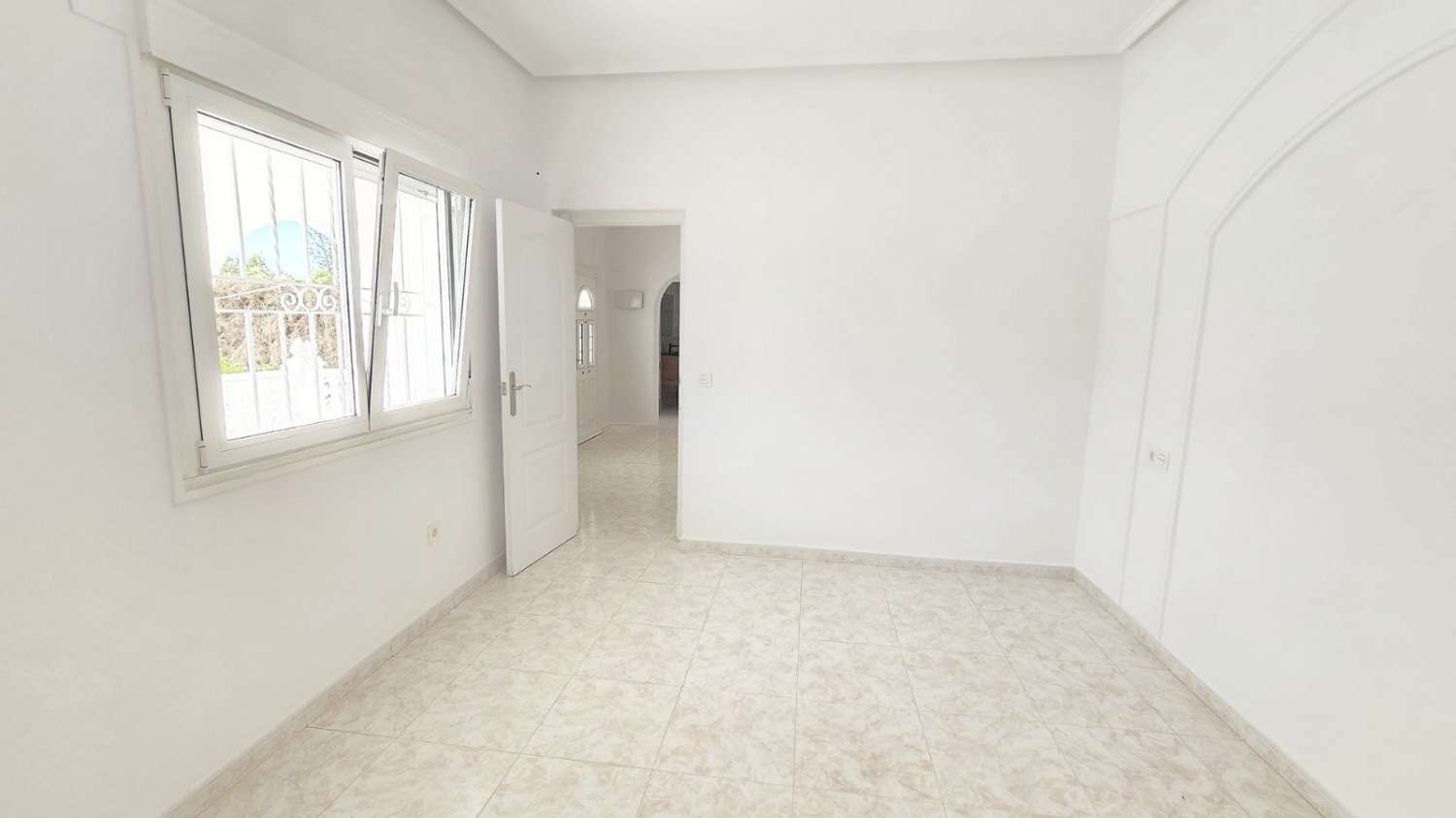 Villa independiente 4 dormitorios, piscina, barbacoa, garaje próxima a todos los servicios en Rojales (Alicante)