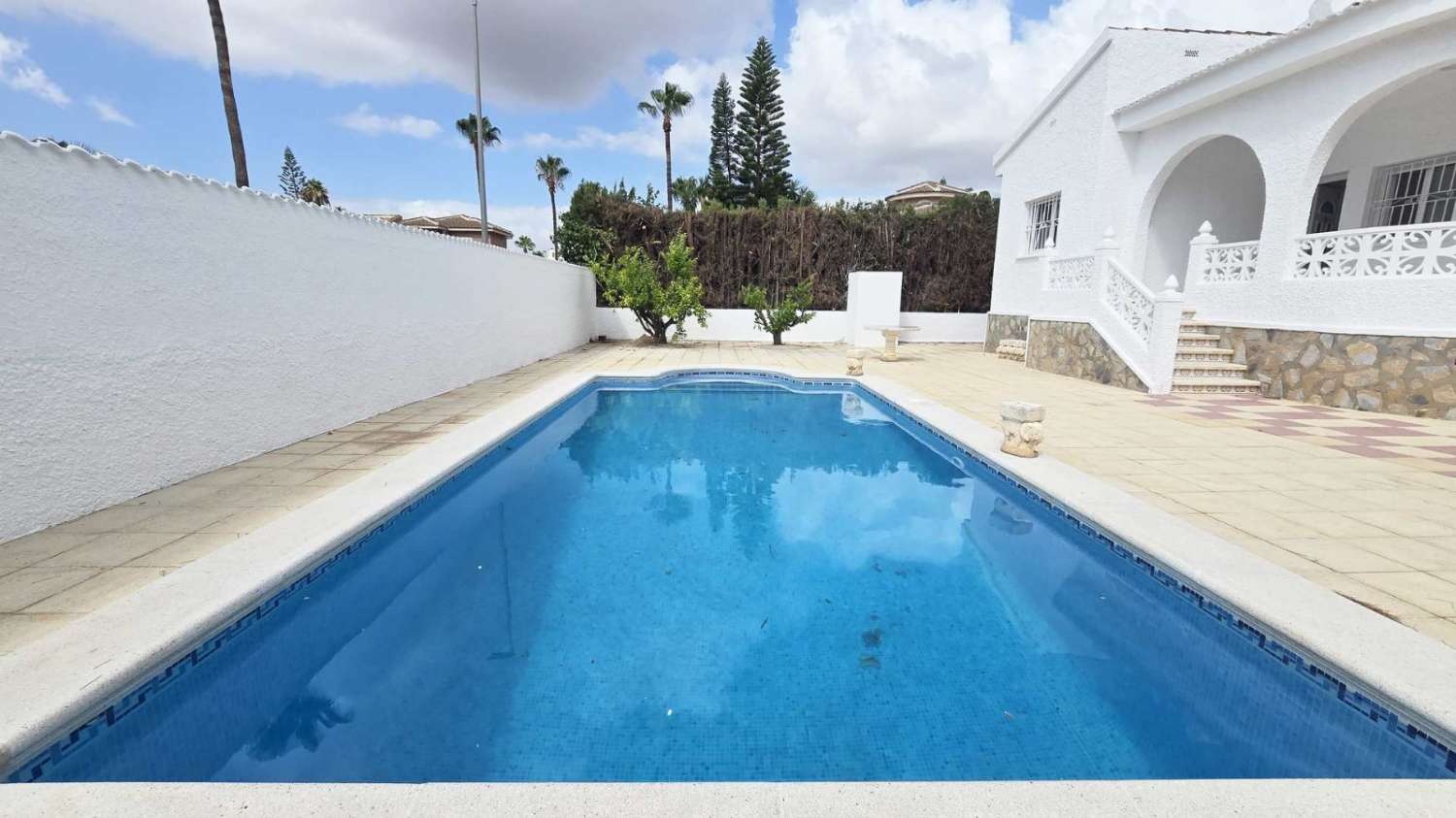 Villa independiente 4 dormitorios, piscina, barbacoa, garaje próxima a todos los servicios en Rojales (Alicante)