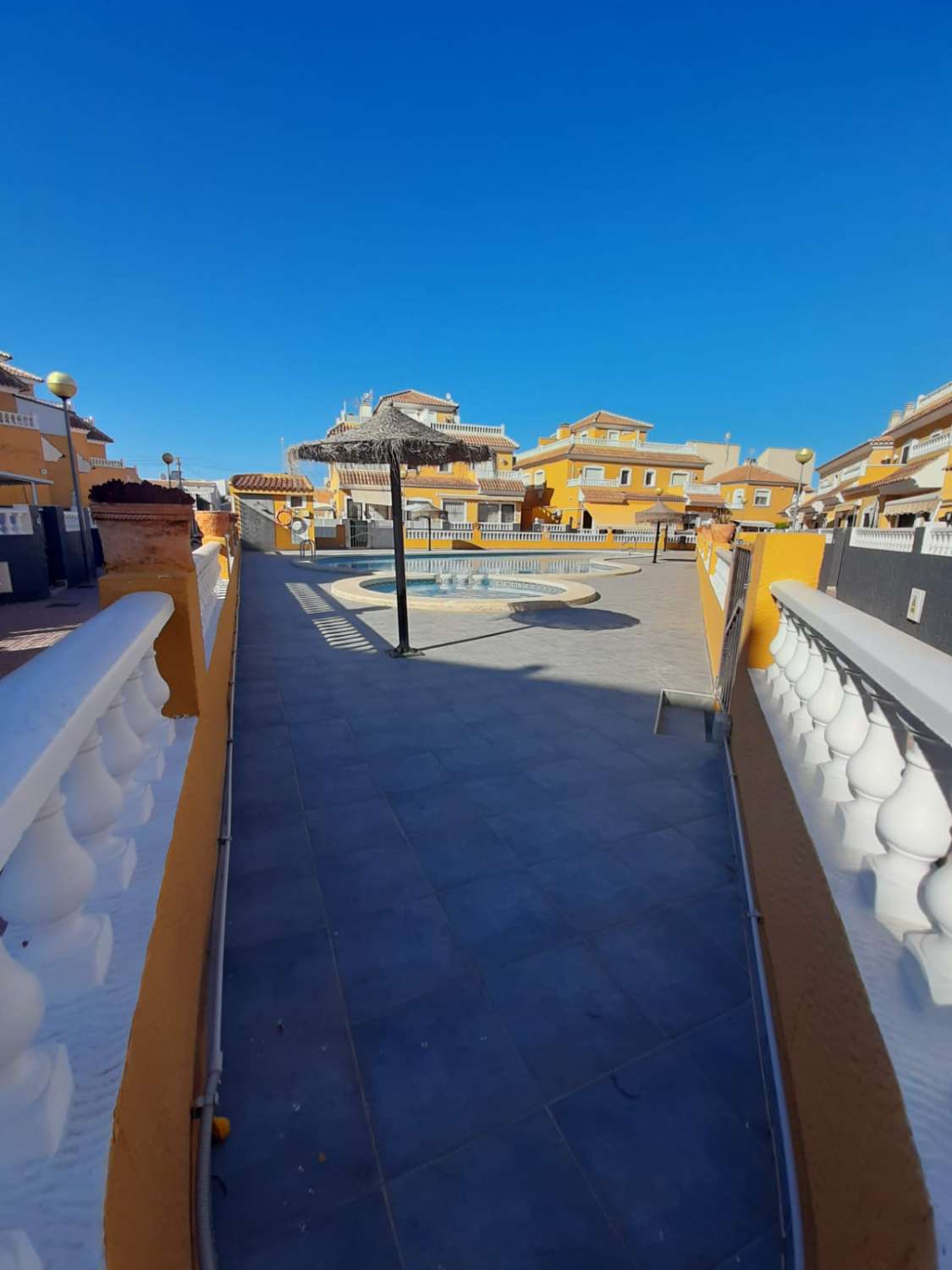 Dúplex en esquina en urbanización cerrada con piscina comunitaria y zonas verdes en Playa Flamenca_Orihuela Costa_Alicante_Costa Blanca Sur.