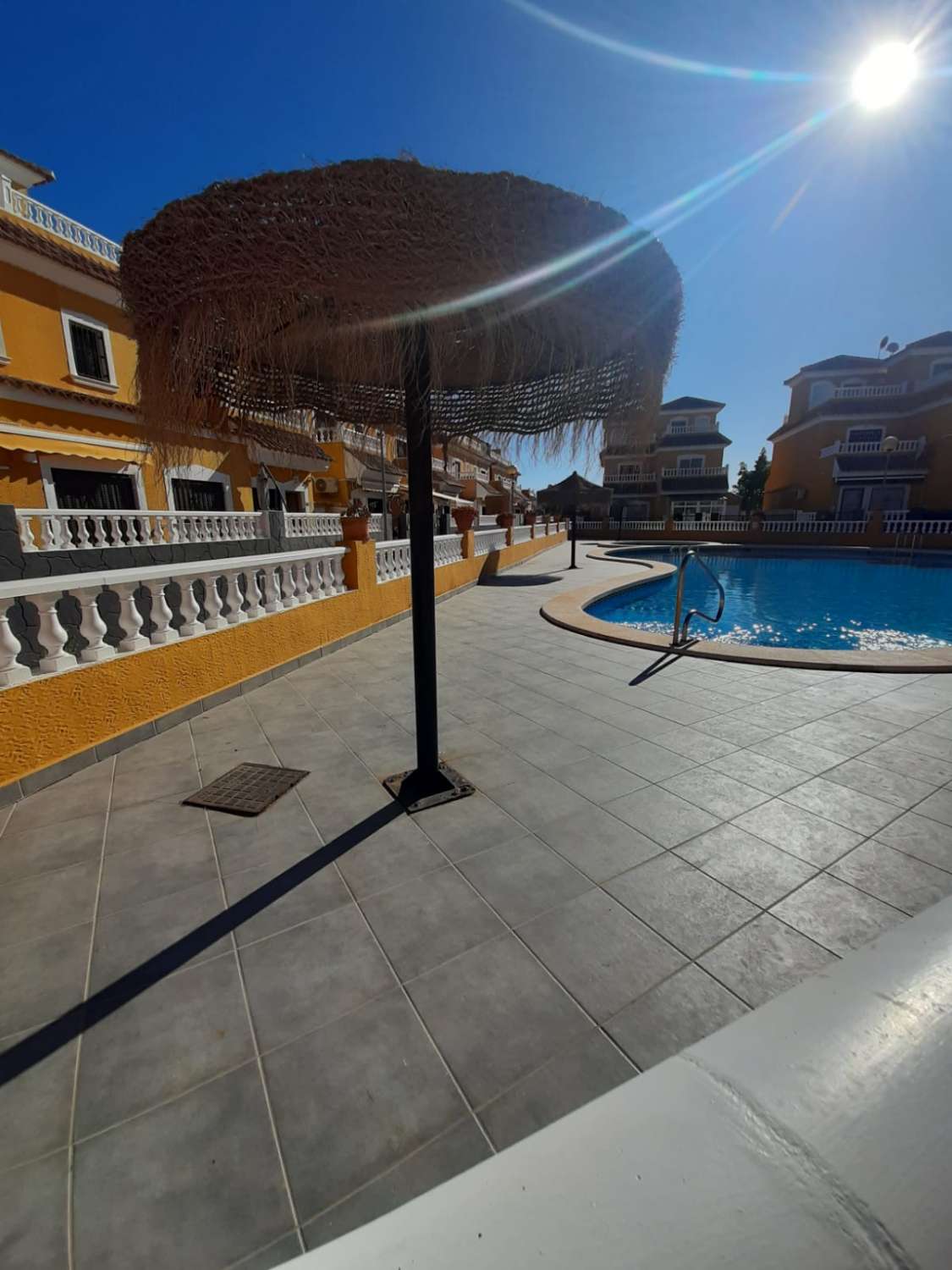 Dúplex en esquina en urbanización cerrada con piscina comunitaria y zonas verdes en Playa Flamenca_Orihuela Costa_Alicante_Costa Blanca Sur.