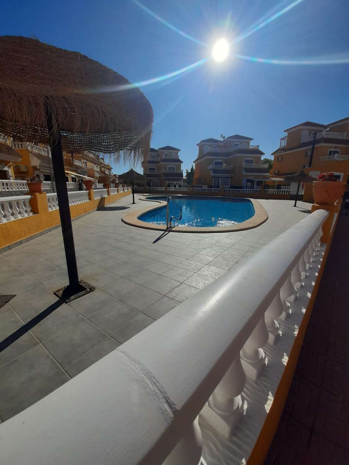 Dúplex en esquina en urbanización cerrada con piscina comunitaria y zonas verdes en Playa Flamenca_Orihuela Costa_Alicante_Costa Blanca Sur.