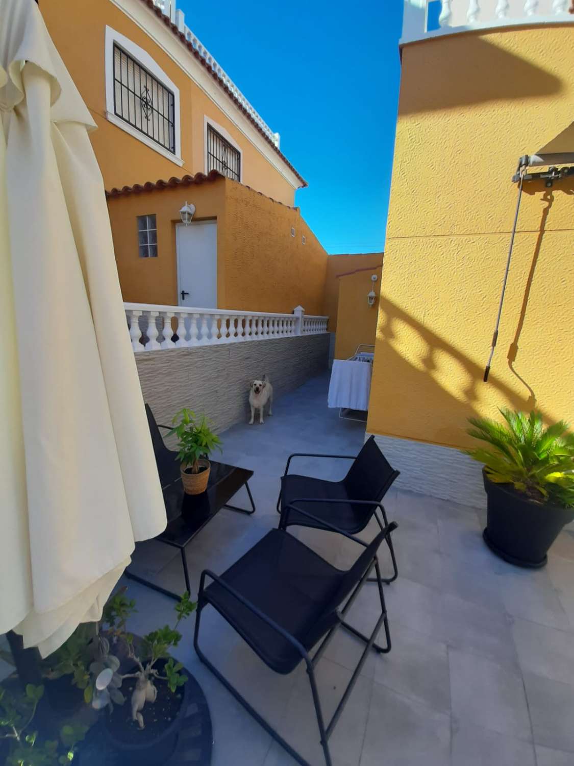Dúplex en esquina en urbanización cerrada con piscina comunitaria y zonas verdes en Playa Flamenca_Orihuela Costa_Alicante_Costa Blanca Sur.
