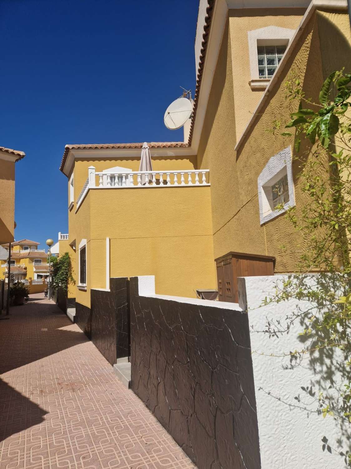 Dúplex en esquina en urbanización cerrada con piscina comunitaria y zonas verdes en Playa Flamenca_Orihuela Costa_Alicante_Costa Blanca Sur.