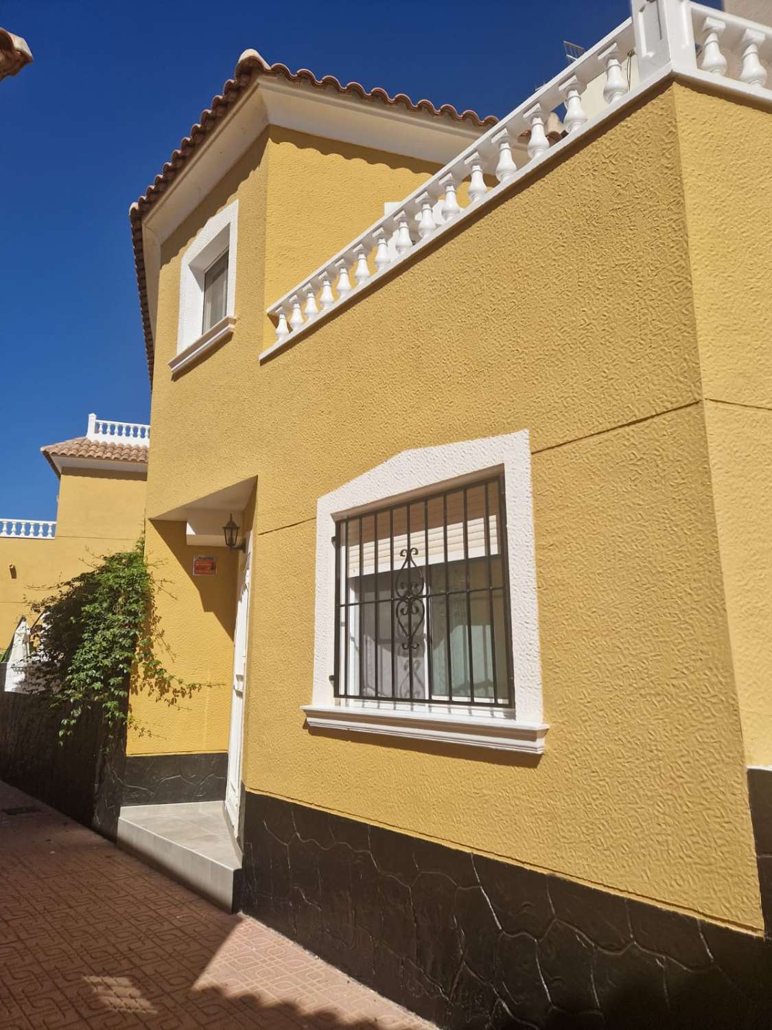 Dúplex en esquina en urbanización cerrada con piscina comunitaria y zonas verdes en Playa Flamenca_Orihuela Costa_Alicante_Costa Blanca Sur.
