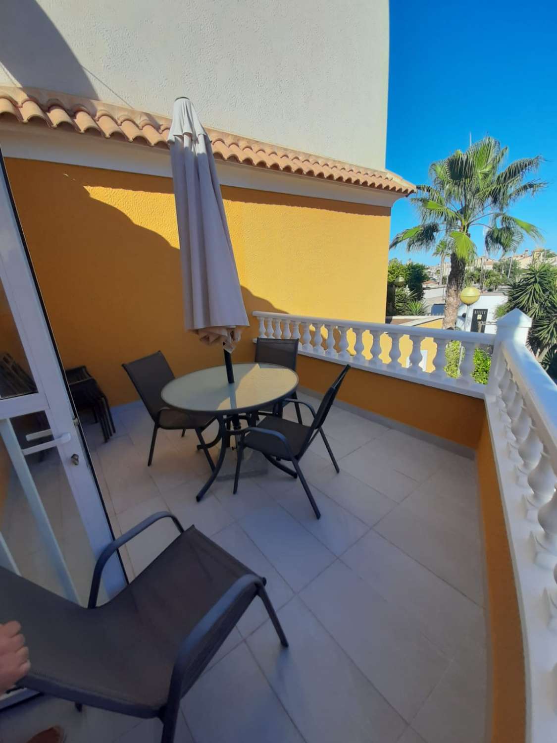 Dúplex en esquina en urbanización cerrada con piscina comunitaria y zonas verdes en Playa Flamenca_Orihuela Costa_Alicante_Costa Blanca Sur.