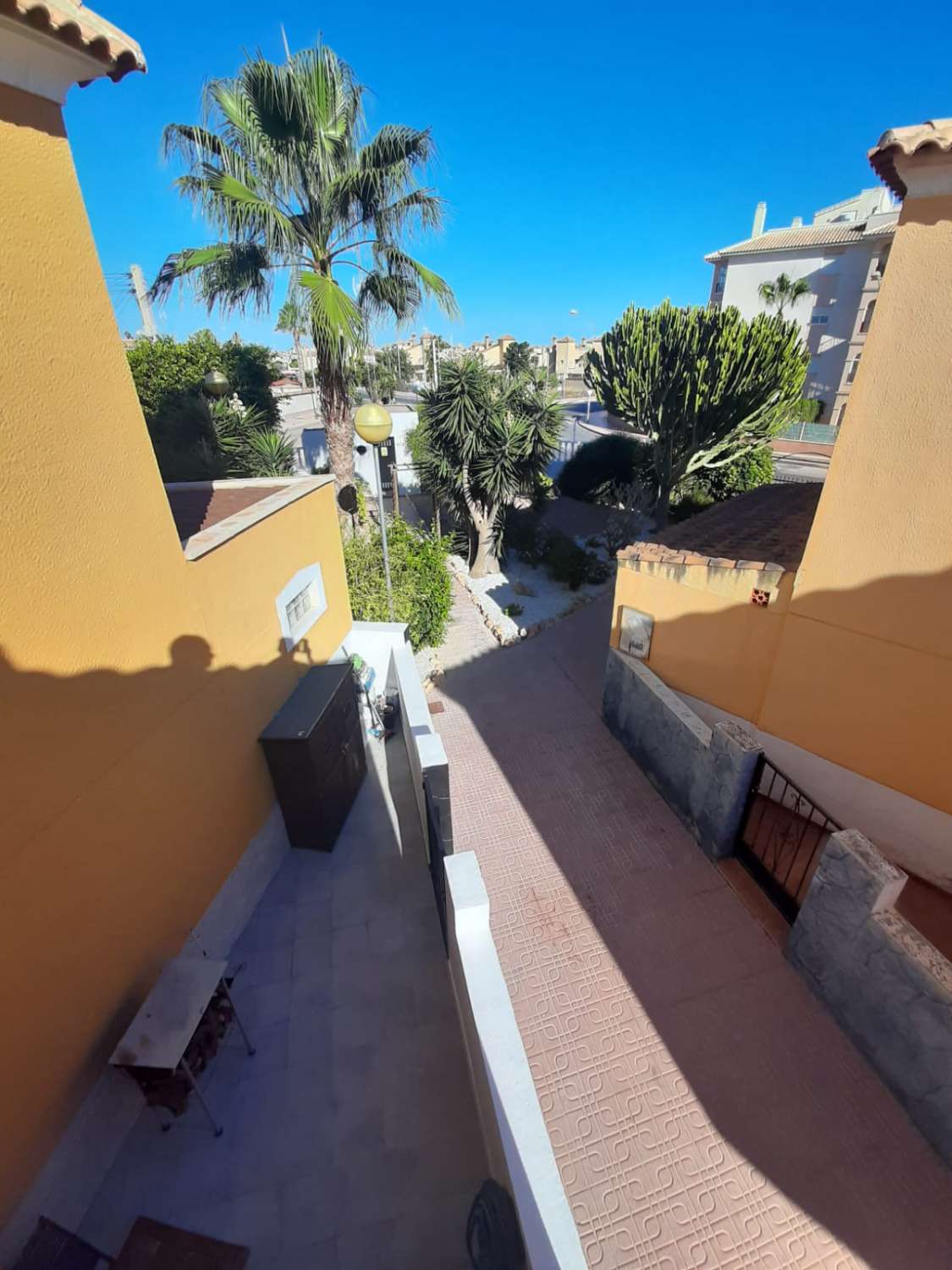 Dúplex en esquina en urbanización cerrada con piscina comunitaria y zonas verdes en Playa Flamenca_Orihuela Costa_Alicante_Costa Blanca Sur.