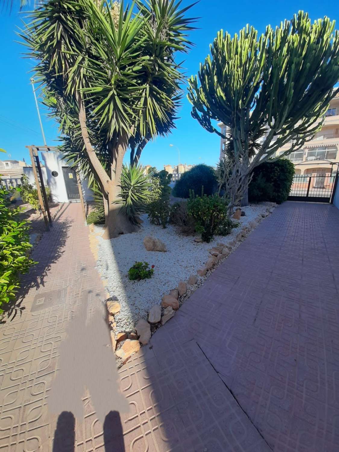 Dúplex en esquina en urbanización cerrada con piscina comunitaria y zonas verdes en Playa Flamenca_Orihuela Costa_Alicante_Costa Blanca Sur.