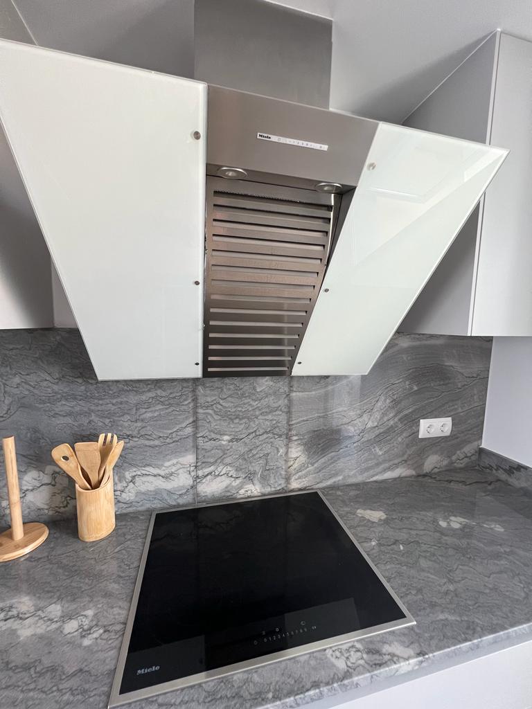 Apartamento junto al mar con vistas, plaza de garaje y 3 dormitorios en Calpe (Alicante)