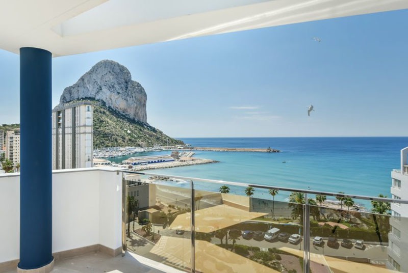 Apartamento junto al mar con vistas, plaza de garaje y 3 dormitorios en Calpe (Alicante)