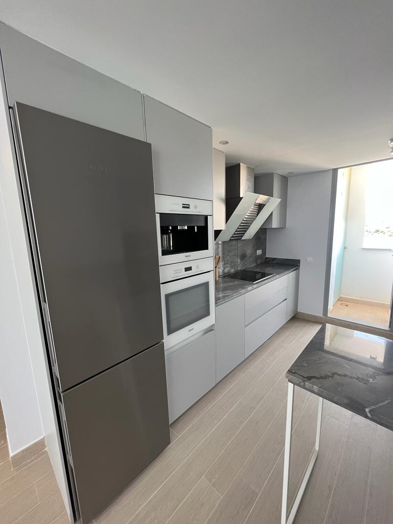 Apartamento junto al mar con vistas, plaza de garaje y 3 dormitorios en Calpe (Alicante)