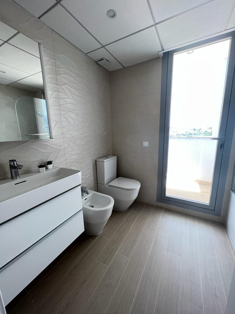 Apartamento junto al mar con vistas, plaza de garaje y 3 dormitorios en Calpe (Alicante)