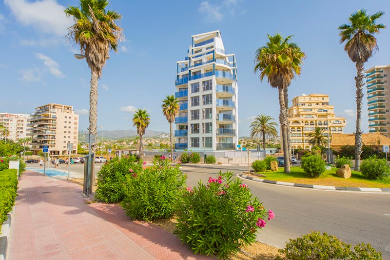Apartamento junto al mar con vistas, plaza de garaje y 3 dormitorios en Calpe (Alicante)