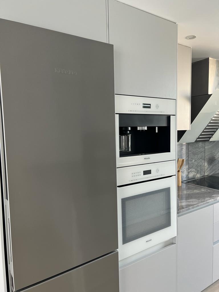 Apartamento junto al mar con vistas, plaza de garaje y 3 dormitorios en Calpe (Alicante)