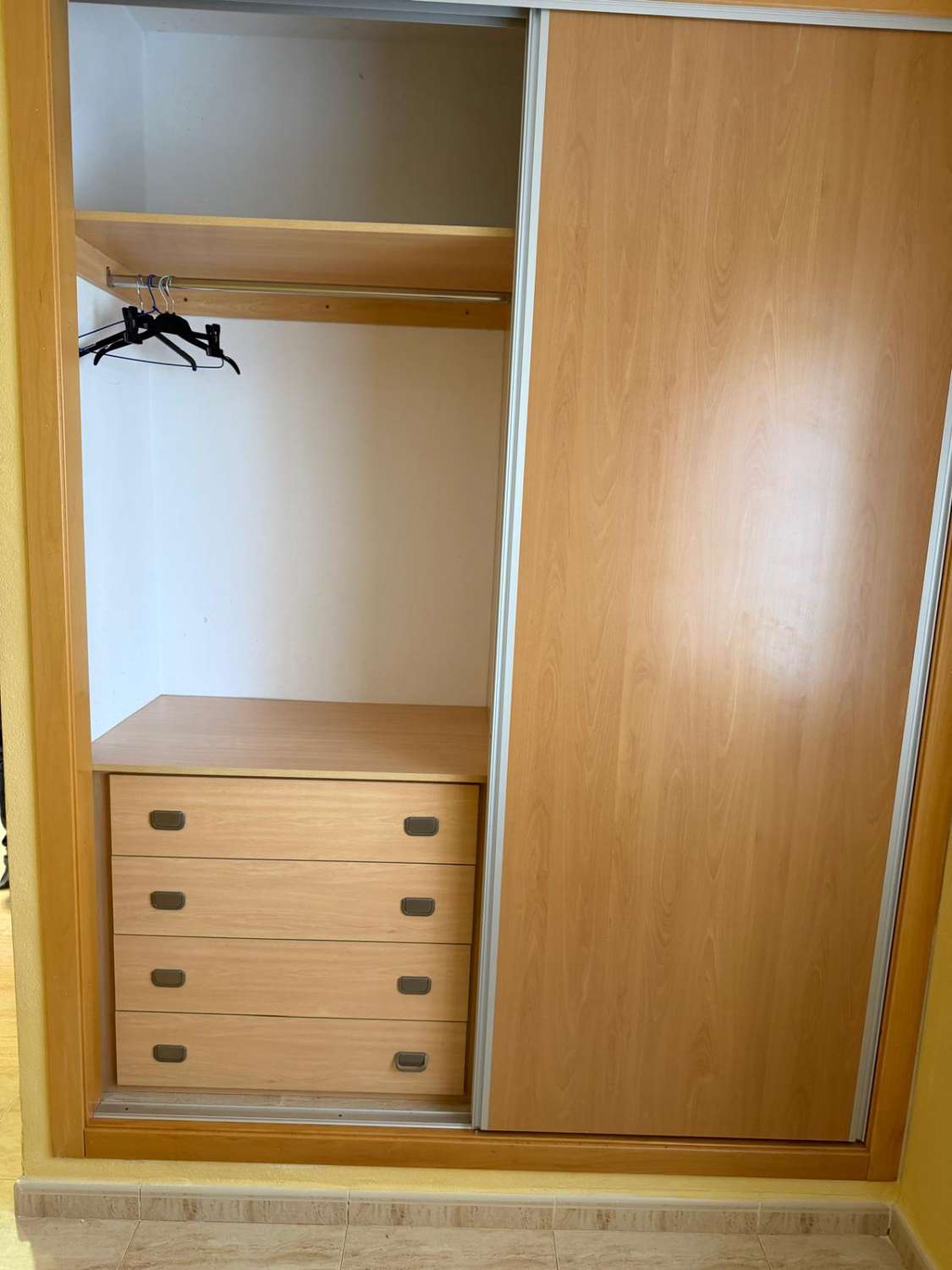 Apartamento con 2 dormitorios, parking, trastero, piscina y vistas mar en Cartagena (Murcia)