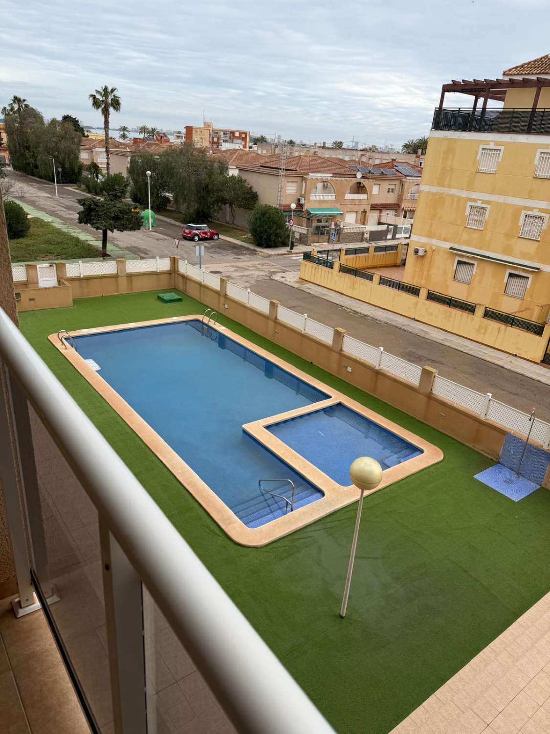 Apartamento con 2 dormitorios, parking, trastero, piscina y vistas mar en Cartagena (Murcia)