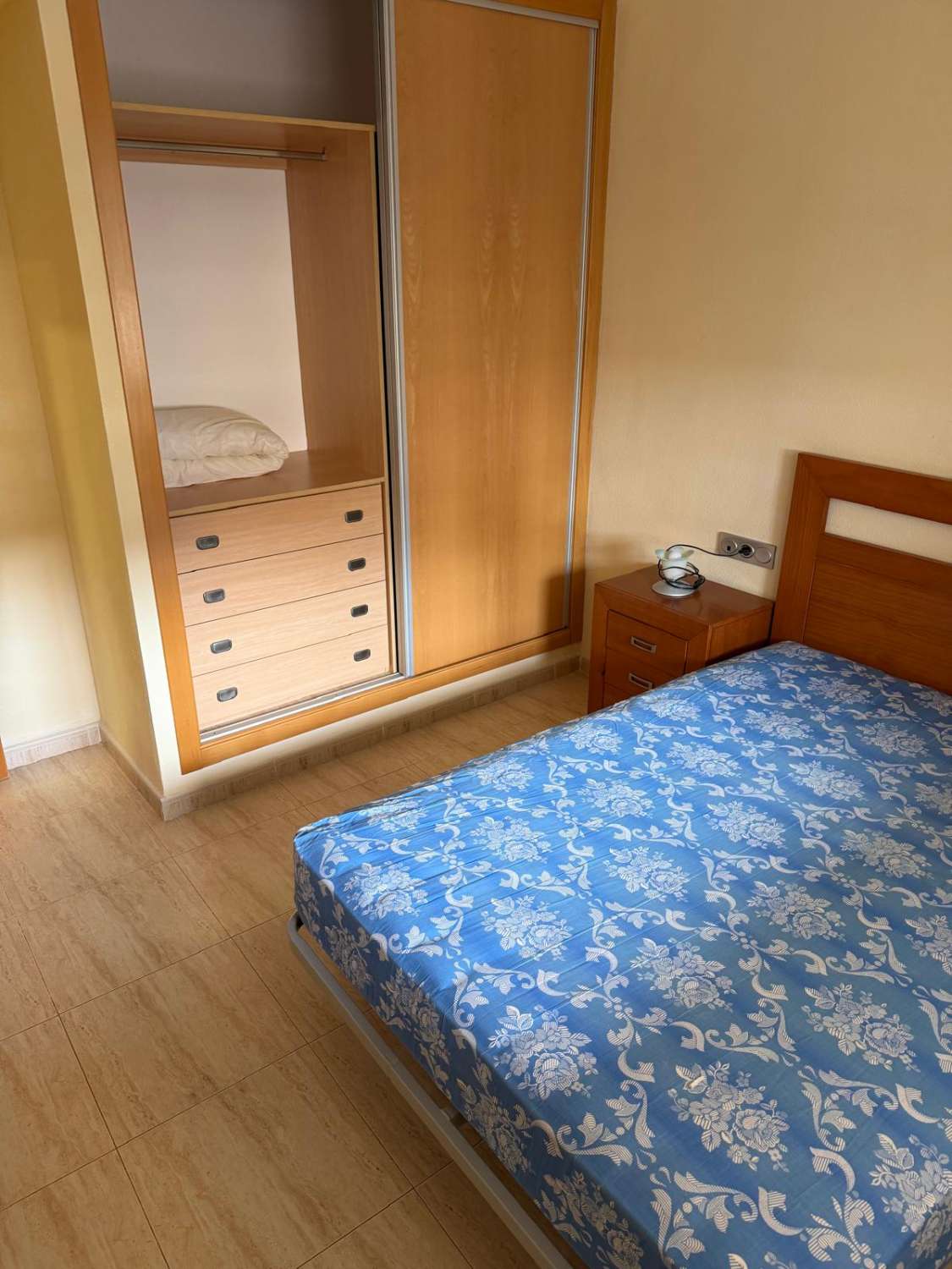 Apartamento con 2 dormitorios, parking, trastero, piscina y vistas mar en Cartagena (Murcia)