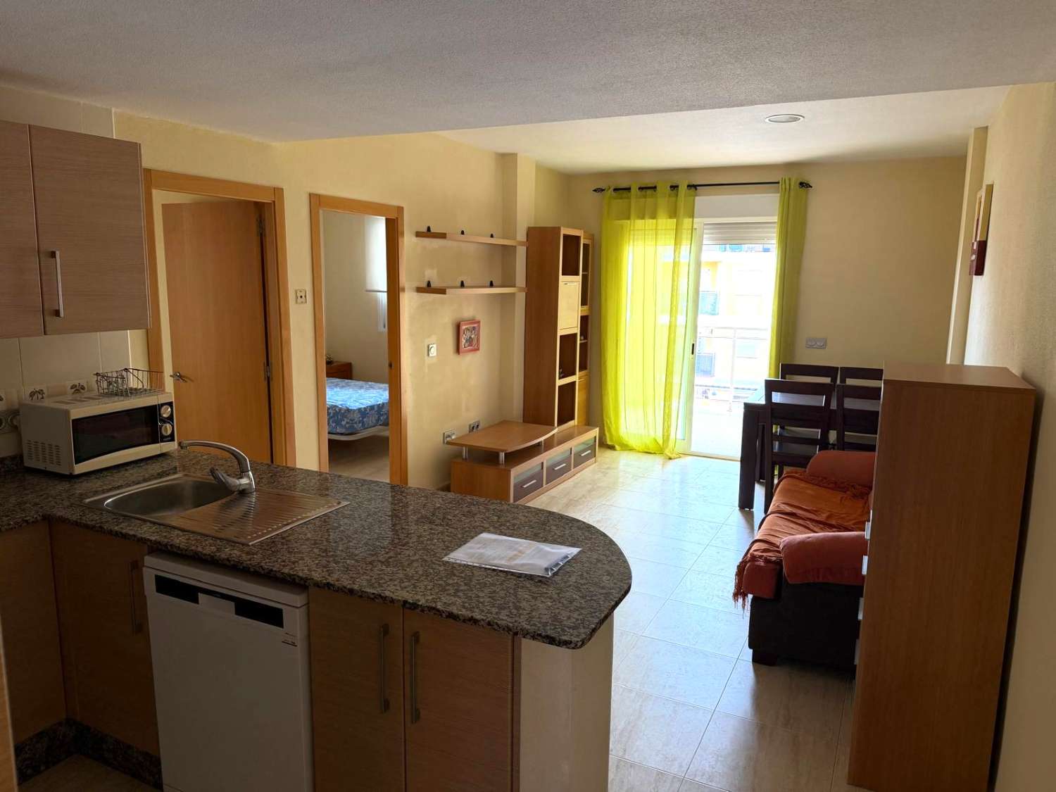 Apartamento con 2 dormitorios, parking, trastero, piscina y vistas mar en Cartagena (Murcia)