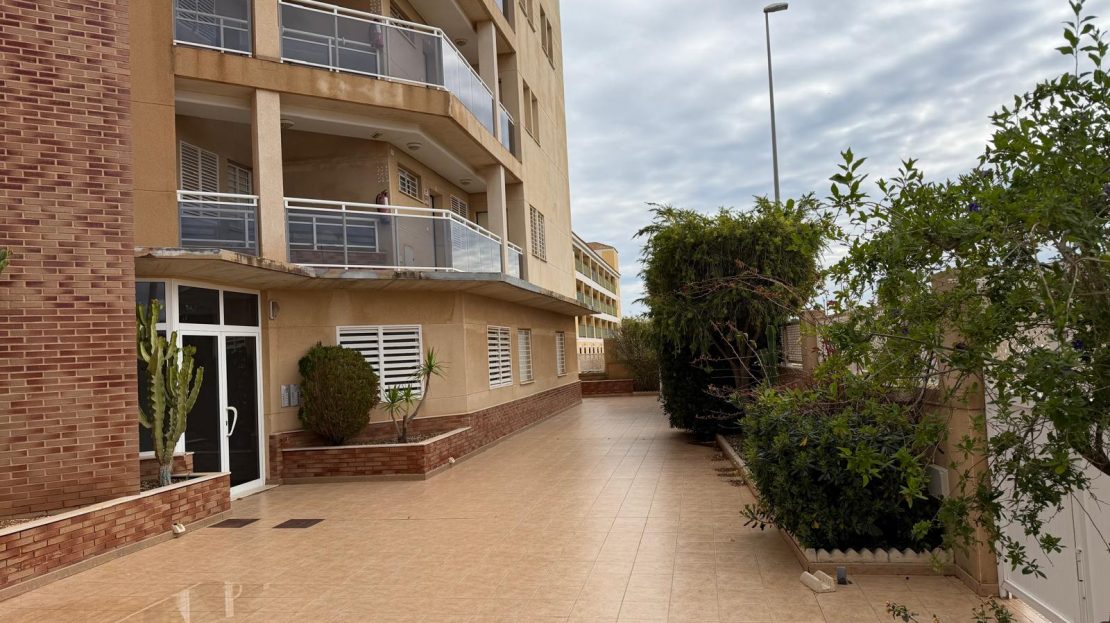 Apartamento con 2 dormitorios, parking, trastero, piscina y vistas mar en Cartagena (Murcia)