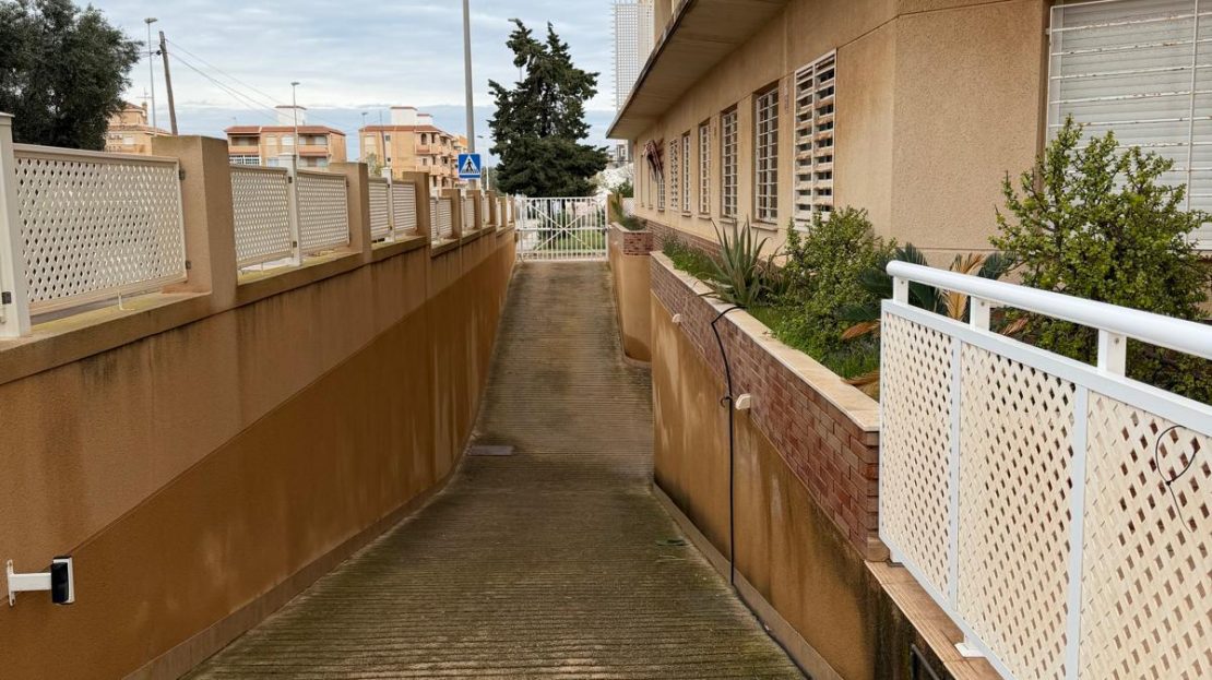 Apartamento con 2 dormitorios, parking, trastero, piscina y vistas mar en Cartagena (Murcia)