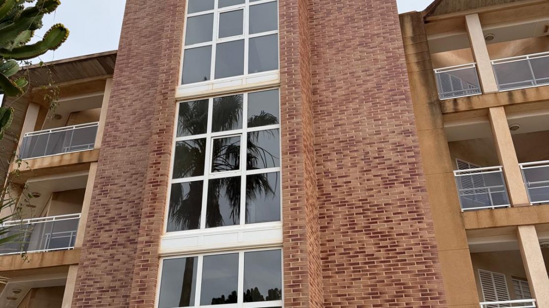 Apartamento con 2 dormitorios, parking, trastero, piscina y vistas mar en Cartagena (Murcia)