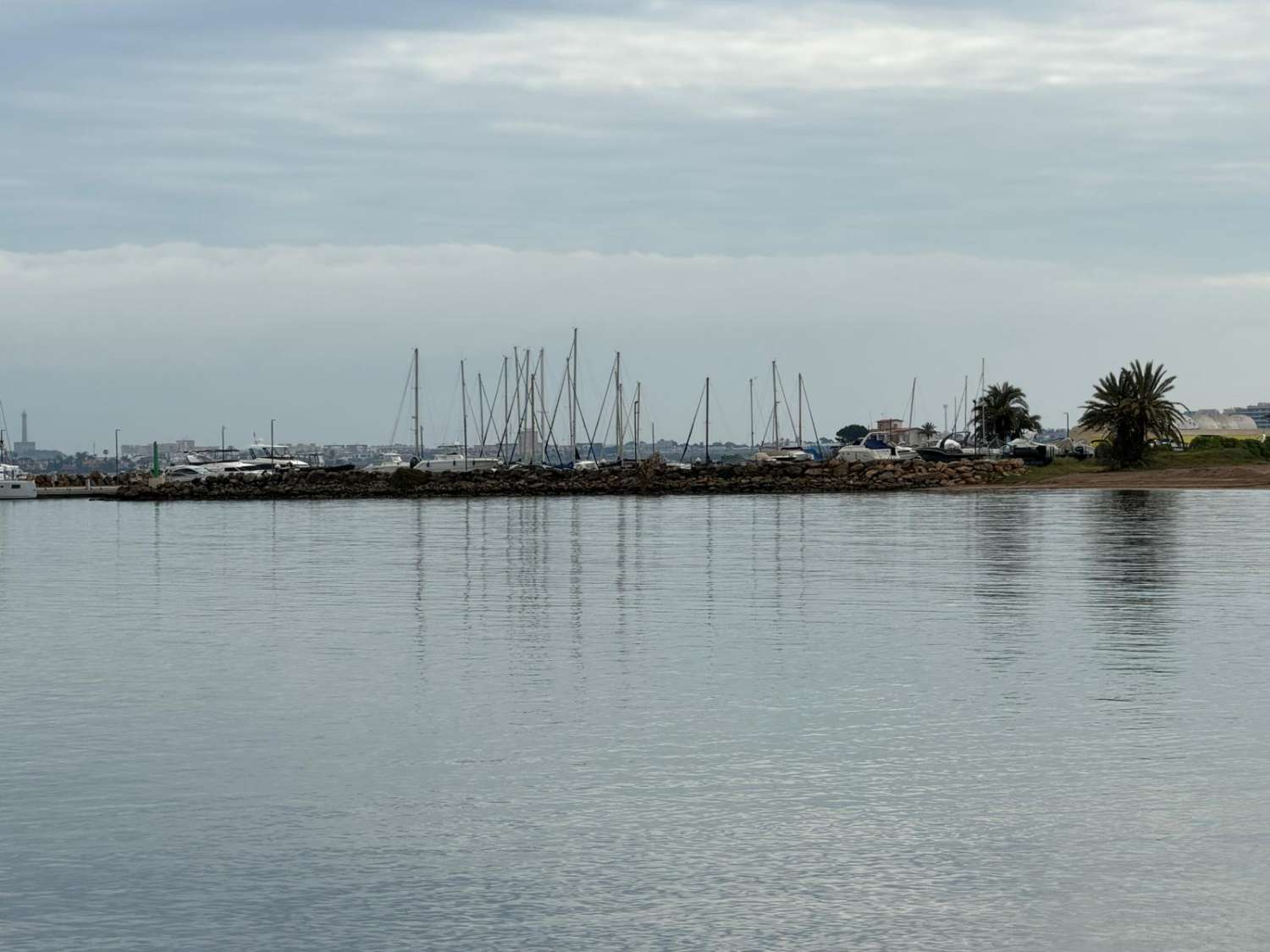 Apartamento con 2 dormitorios, parking, trastero, piscina y vistas mar en Cartagena (Murcia)