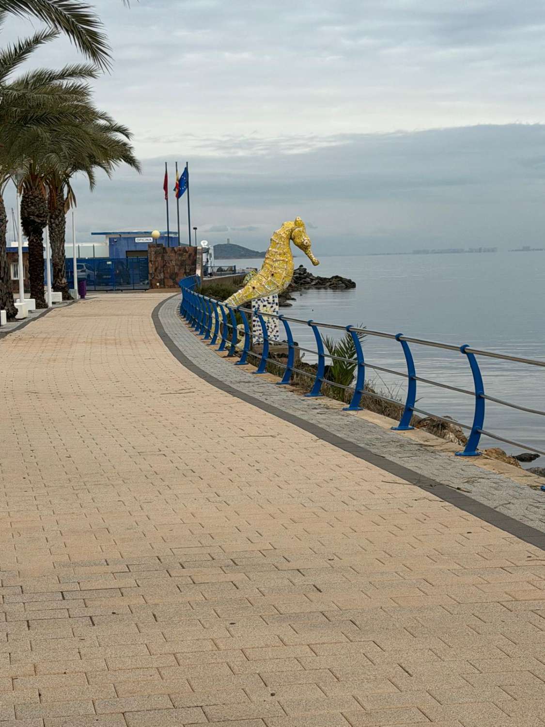 Apartamento con 2 dormitorios, parking, trastero, piscina y vistas mar en Cartagena (Murcia)