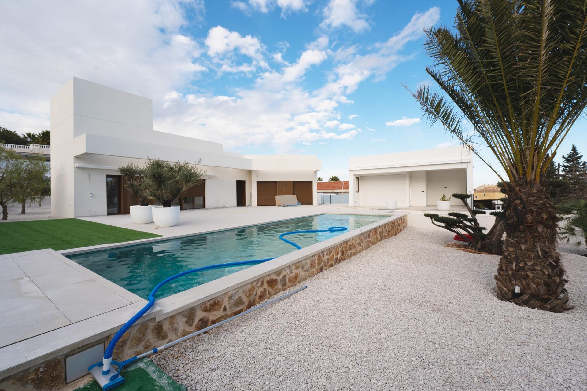 Villa for sale in Benejúzar