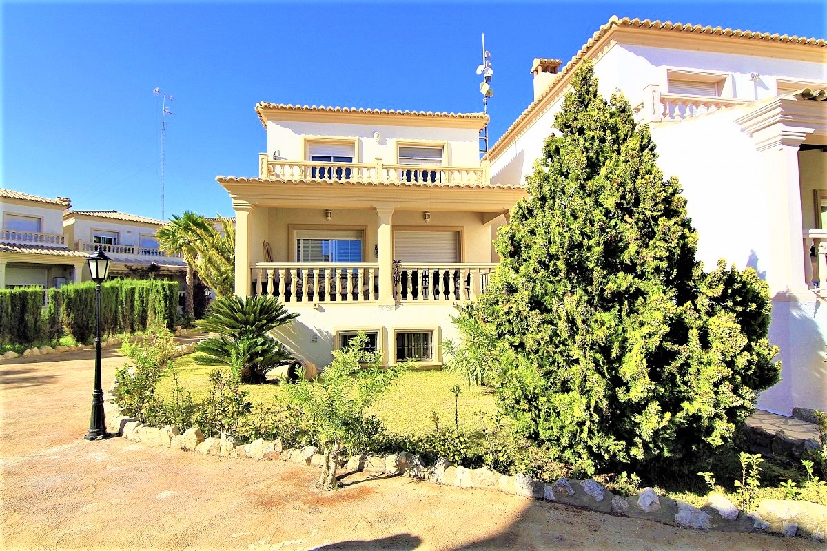 INDEPENDENT VILLA IN GATED URBANIZATION WITH POOL...CALPE (COSTA BLANCA)