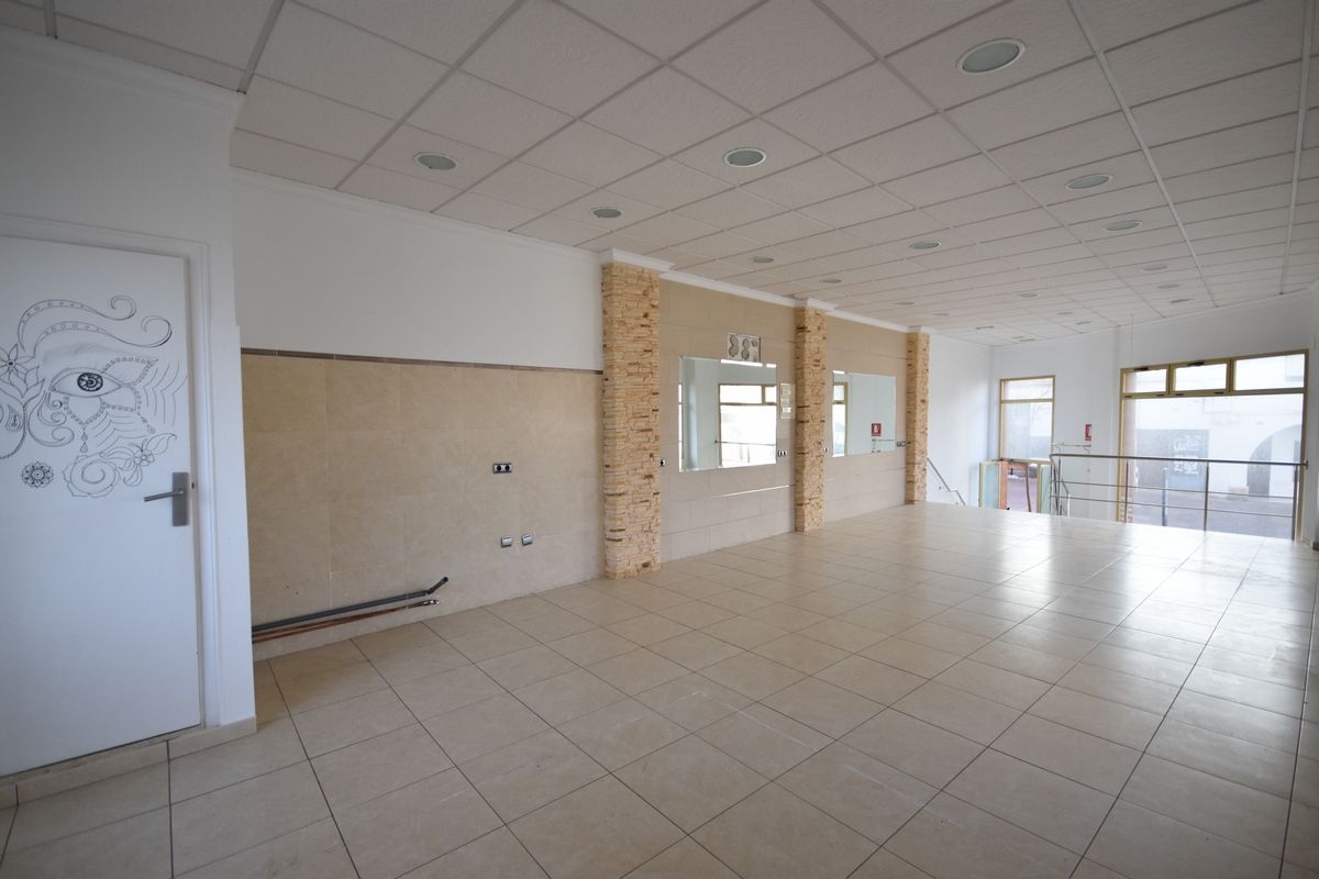 LOCAL COMMERCIAL CENTRAL AND IN GOOD AREA OF STEP IN CALPE.
