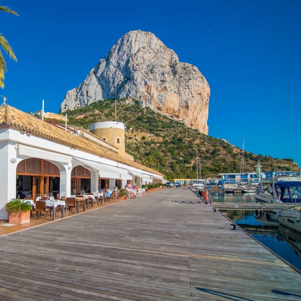 Hotel de 2 estrellas con instalaciones totalmente nuevas y piscina en Calpe (Costa Blanca)