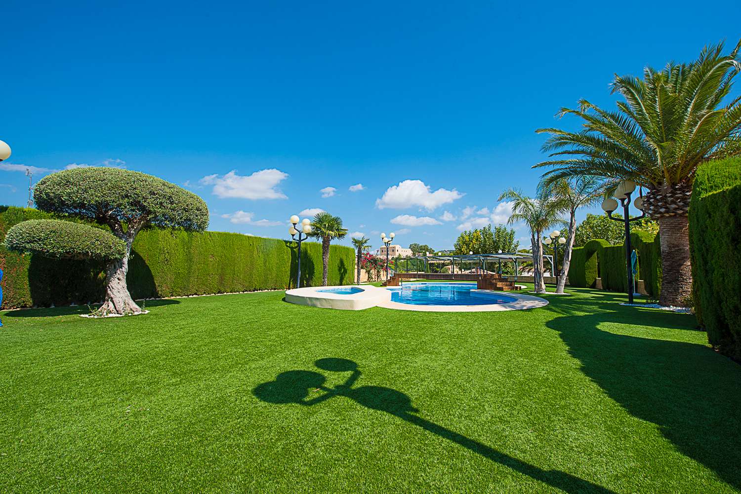 Luxusní vila s pozemkem 4 000 m² a domem 900 m², bazénem, 8 ložnicemi, 9 koupelnami, v Calpe (Costa Blanca)