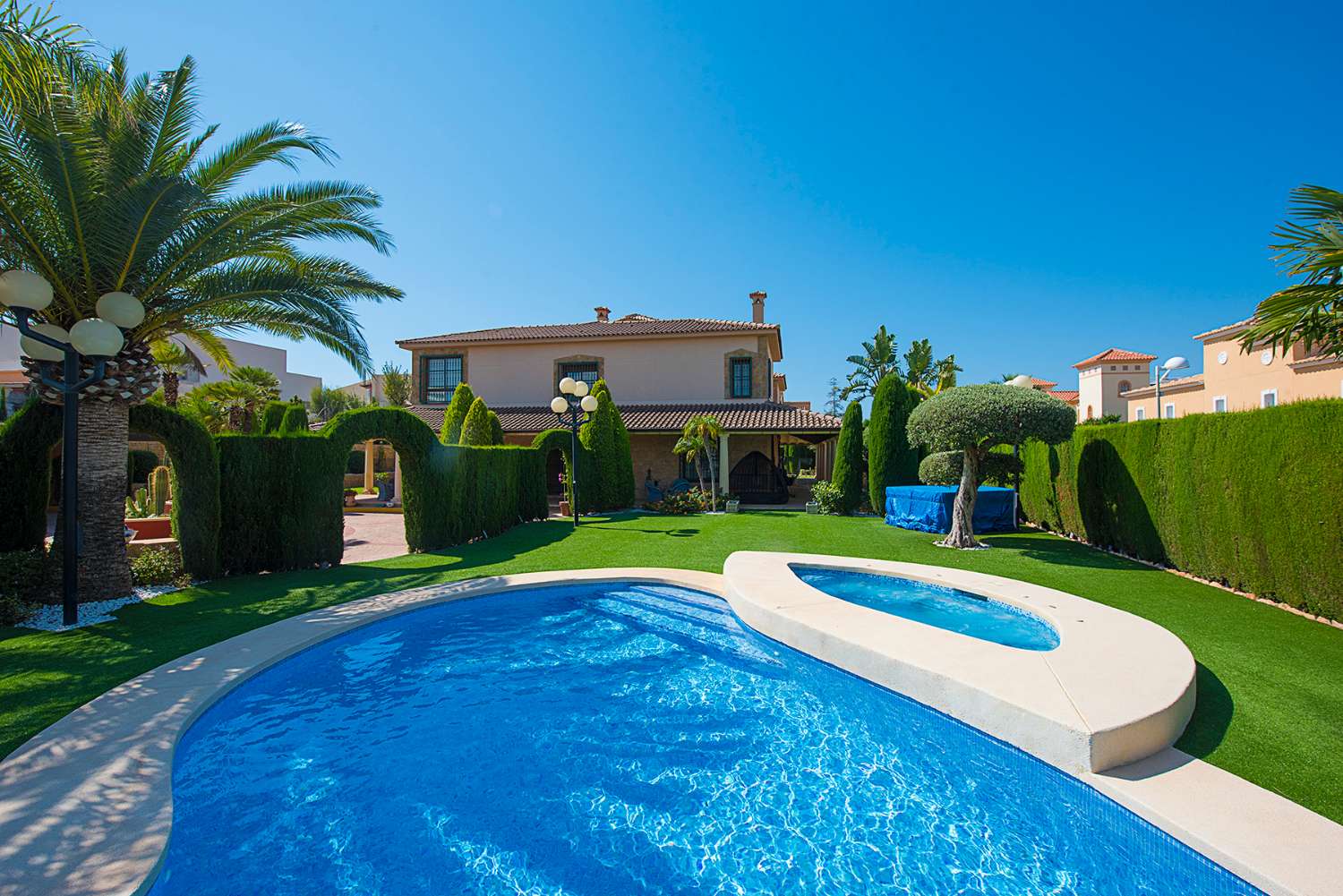 Luxusní vila s pozemkem 4 000 m² a domem 900 m², bazénem, 8 ložnicemi, 9 koupelnami, v Calpe (Costa Blanca)