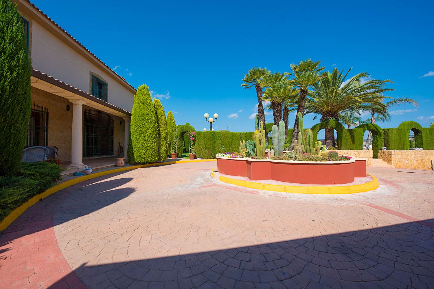 Luksusvilla med 4.000 m² jord og 900 m² hus, pool, 8 soveværelser, 9 badeværelser, i Calpe (Costa Blanca)