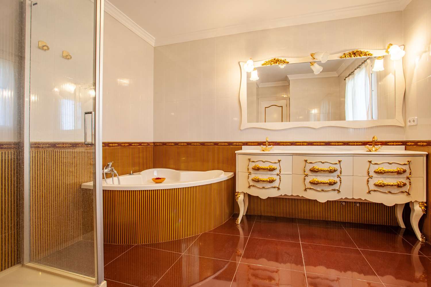 Vysoce stojící, luxusní vila v jedné z nejprestižnějších oblastí Costa Blanca.