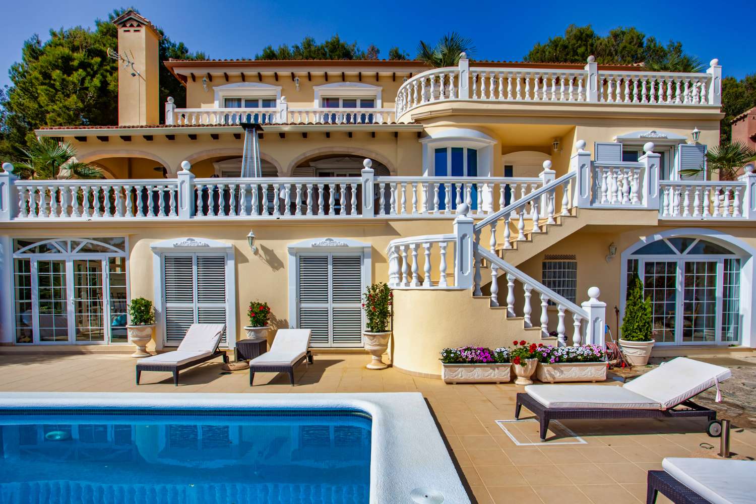 Luxe villa van hoge kwaliteit in een van de meest prestigieuze gebieden van de Costa Blanca.